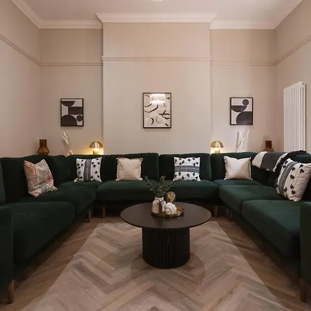Our House Collective - Luxury In Centre, Hot Tub, Sleeps 16 Holiday home *