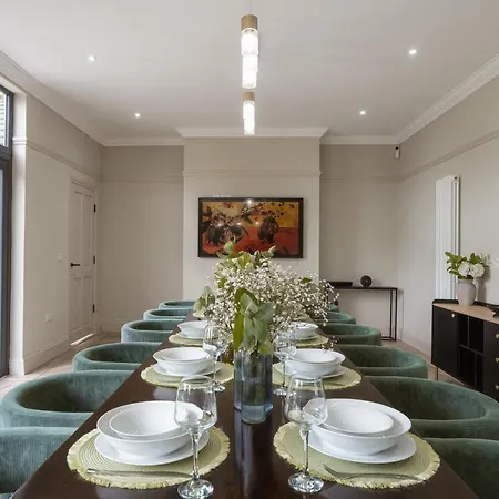 Holiday home Our House Collective - Luxury In Centre, Hot Tub, Sleeps 16 *