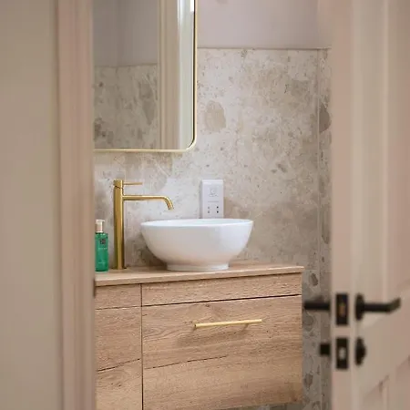 Our House Collective - Luxury In Centre, Hot Tub, Sleeps 16 Holiday home *