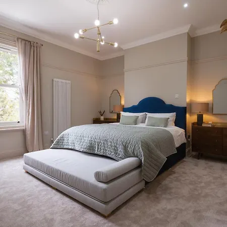 Our House Collective - Luxury In Centre, Hot Tub, Sleeps 16