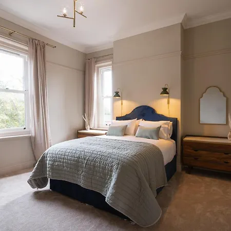 Our House Collective - Luxury In Centre, Hot Tub, Sleeps 16