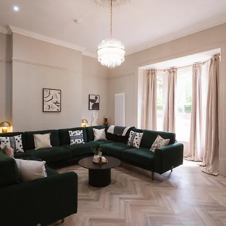 Our House Collective - Luxury In Centre, Hot Tub, Sleeps 16 Holiday home