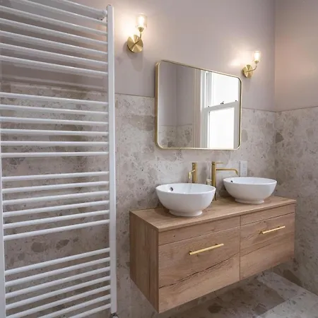 Our House Collective - Luxury In Centre, Hot Tub, Sleeps 16 Lincoln