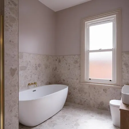 Our House Collective - Luxury In Centre, Hot Tub, Sleeps 16 Lincoln