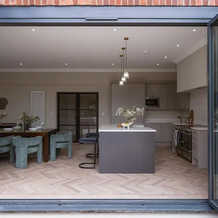 Our House Collective - Luxury In Centre, Hot Tub, Sleeps 16 *