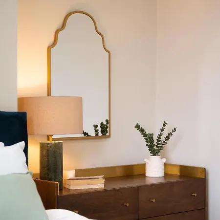 Our House Collective - Luxury In Centre, Hot Tub, Sleeps 16