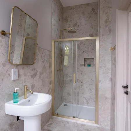 Our House Collective - Luxury In Centre, Hot Tub, Sleeps 16