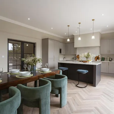 Holiday home Our House Collective - Luxury In Centre, Hot Tub, Sleeps 16 *