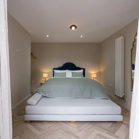 Our House Collective - Luxury In Centre, Hot Tub, Sleeps 16 Holiday home *