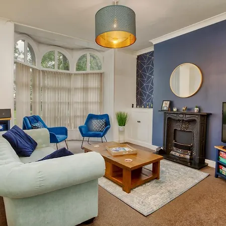 Pass The Keys 2 Bed Flat In Old School House *