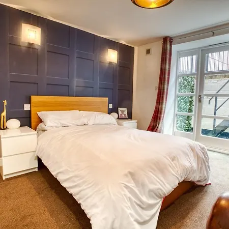 Pass The Keys 2 Bed Flat In Old School House Apartment *
