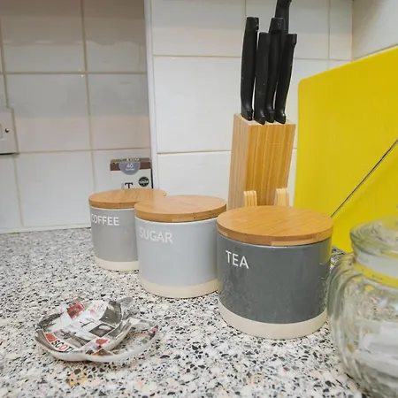 Pass The Keys 2 Bed Flat In Old School House Apartment *