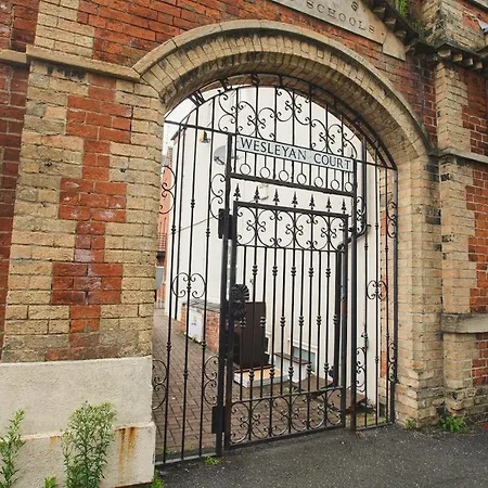 Pass The Keys 2 Bed Flat In Old School House