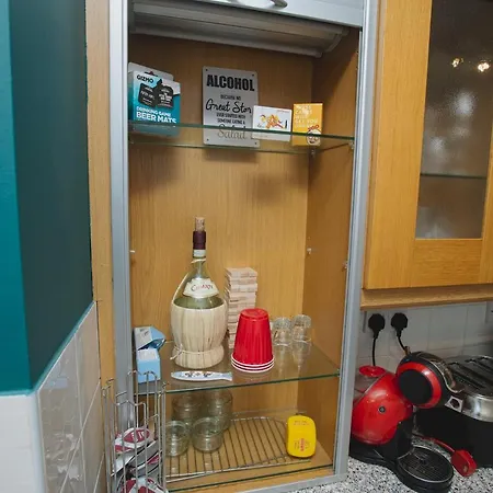 Pass The Keys 2 Bed Flat In Old School House Apartment *