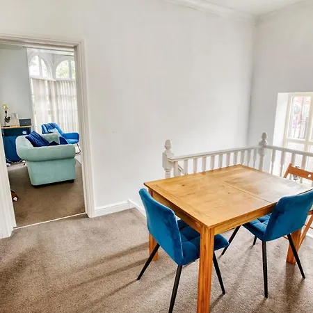 Pass The Keys 2 Bed Flat In Old School House Apartment Lincoln