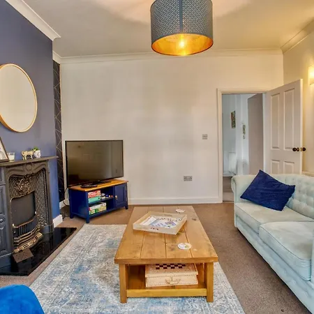Pass The Keys 2 Bed Flat In Old School House Apartment *