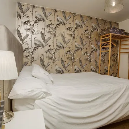 Pass The Keys 2 Bed Flat In Old School House Apartment Lincoln