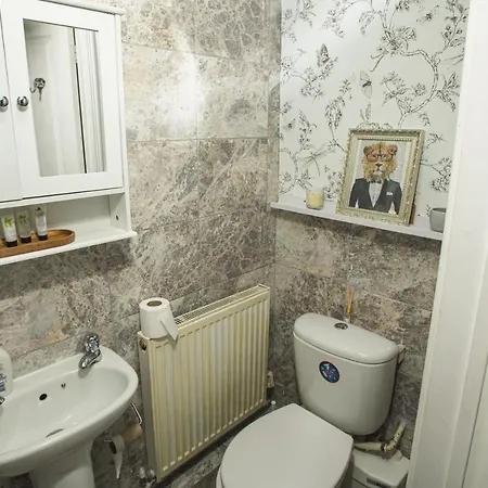 Pass The Keys 2 Bed Flat In Old School House Apartment Lincoln