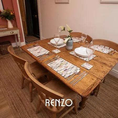 Cosy And Inviting 3-bed In By Renzo, Stunning Design, Close To Cathedral! *