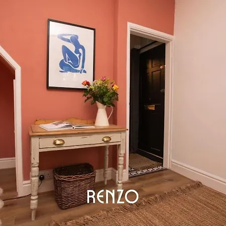 Apartment Cosy And Inviting 3-bed In By Renzo, Stunning Design, Close To Cathedral!