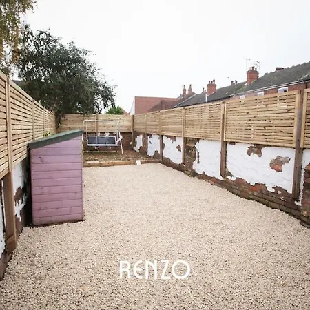 Cosy And Inviting 3-bed In By Renzo, Stunning Design, Close To Cathedral! *