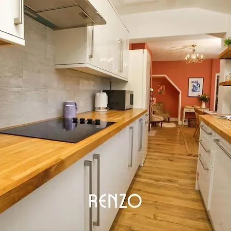Apartment Cosy And Inviting 3-bed In By Renzo, Stunning Design, Close To Cathedral! *