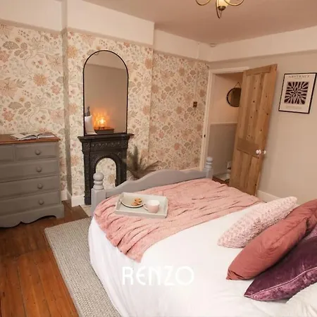 Cosy And Inviting 3-bed In By Renzo, Stunning Design, Close To Cathedral! *
