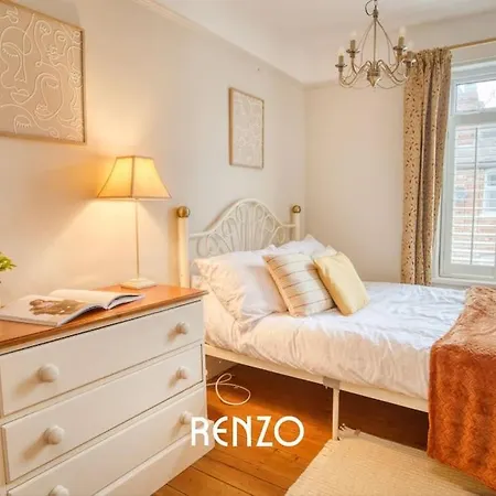 Cosy And Inviting 3-bed In By Renzo, Stunning Design, Close To Cathedral!