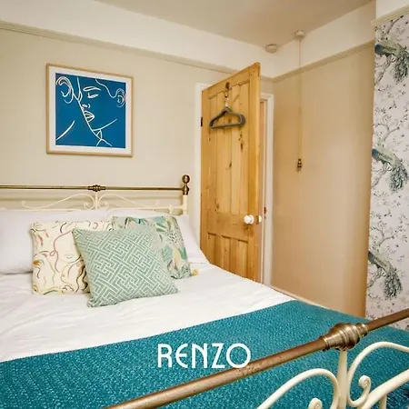 Apartment Cosy And Inviting 3-bed In By Renzo, Stunning Design, Close To Cathedral!
