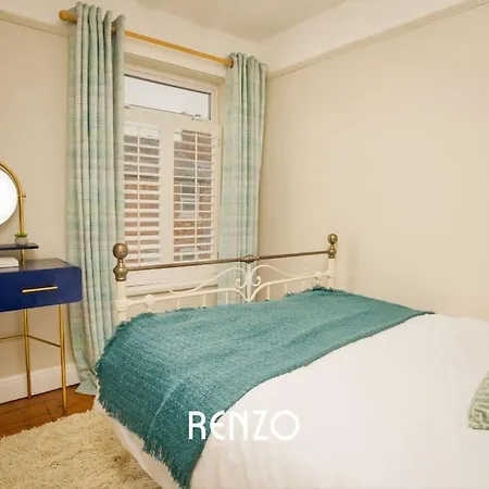 Cosy And Inviting 3-bed In By Renzo, Stunning Design, Close To Cathedral! *