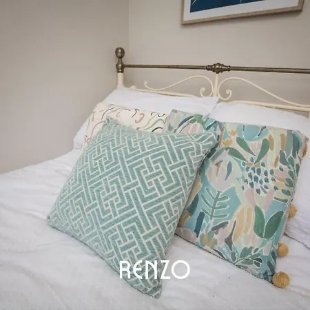 Apartment Cosy And Inviting 3-bed In By Renzo, Stunning Design, Close To Cathedral!