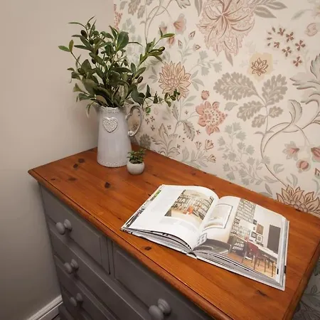Apartment Cosy And Inviting 3-bed In By Renzo, Stunning Design, Close To Cathedral! *