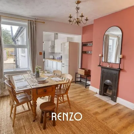 Cosy And Inviting 3-bed In By Renzo, Stunning Design, Close To Cathedral! Apartment