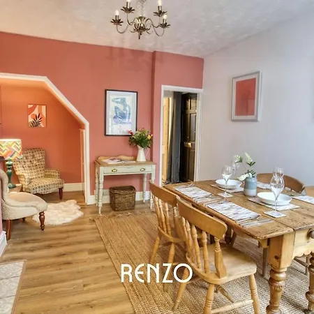 Apartment Cosy And Inviting 3-bed In By Renzo, Stunning Design, Close To Cathedral! *
