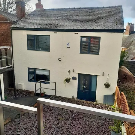 Hunters Lodge, With Parking For One Car *