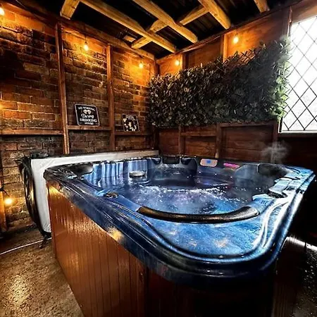 Modern And Spacious House With Hot Tub Apartment Lincoln