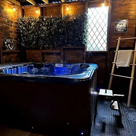 Modern And Spacious House With Hot Tub Apartment *