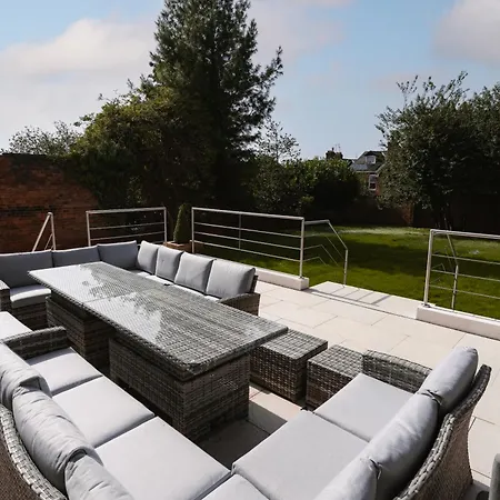 Holiday home Our House Collective - Luxury In Centre, Hot Tub, Sleeps 16