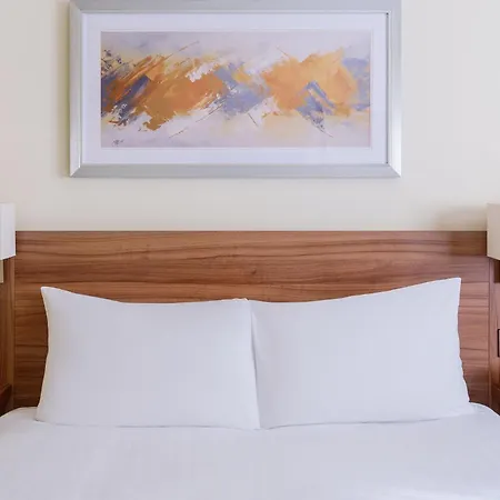 By Ihg 4* Lincoln