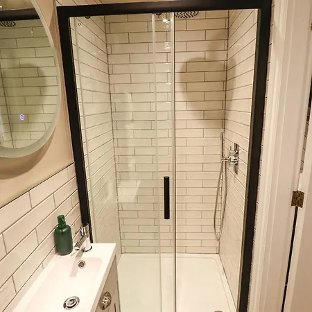17 Union Road Basement Apartment *