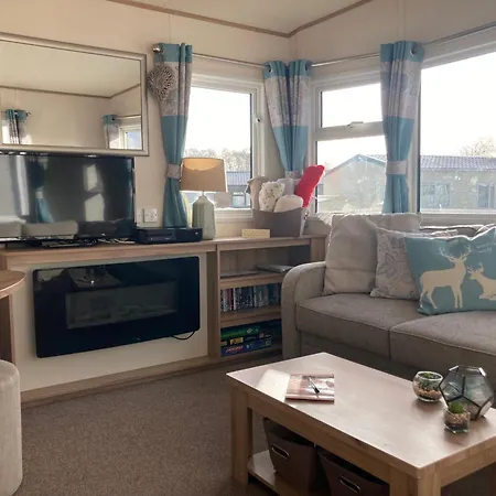 Luxury Pet Friendly Hot Tub Breaks At Tattershall Holiday home *