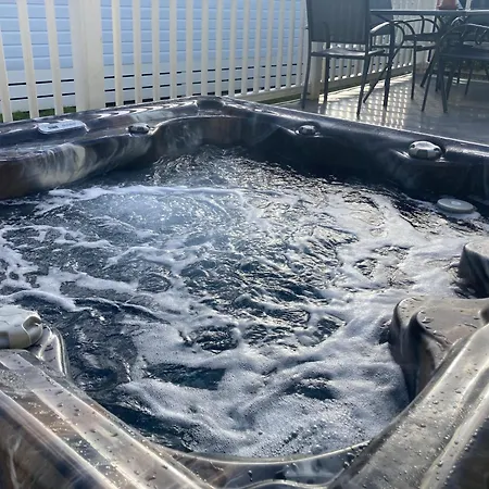 Luxury Pet Friendly Hot Tub Breaks At Tattershall Lincoln