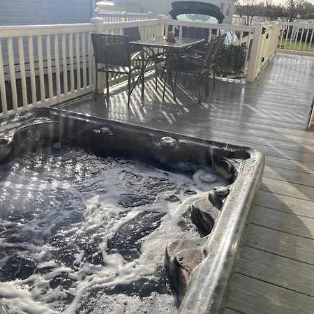Luxury Pet Friendly Hot Tub Breaks At Tattershall *