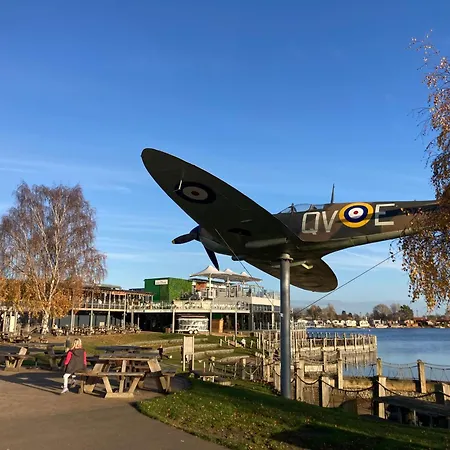 Luxury Pet Friendly Hot Tub Breaks At Tattershall Lincoln