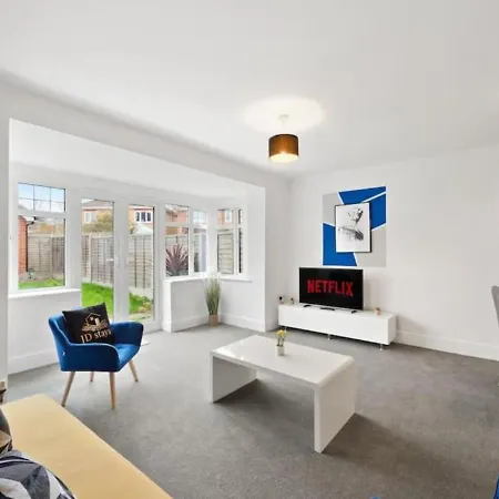 Stylish 4-bedroom With Scenic Garden Views, Free Wifi & Parking - Perfectly Located Near Apartment Lincoln