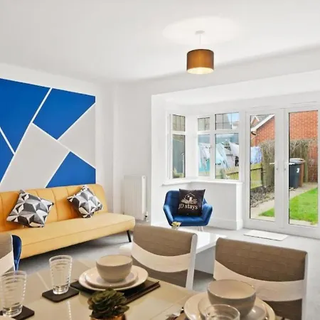 Stylish 4-bedroom With Scenic Garden Views, Free Wifi & Parking - Perfectly Located Near Lincoln