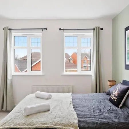 Apartment Stylish 4-bedroom With Scenic Garden Views, Free Wifi & Parking - Perfectly Located Near