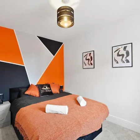 Stylish 4-bedroom With Scenic Garden Views, Free Wifi & Parking - Perfectly Located Near *