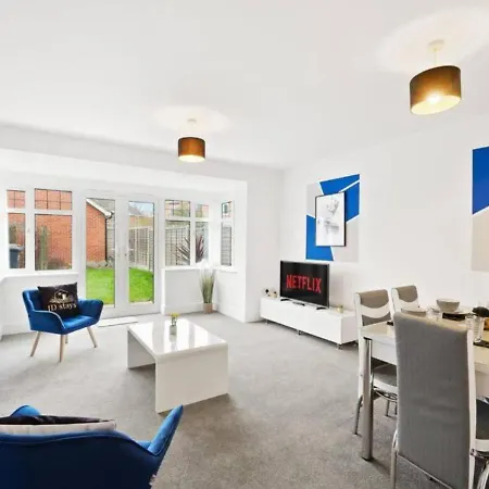 Stylish 4-bedroom With Scenic Garden Views, Free Wifi & Parking - Perfectly Located Near Apartment *
