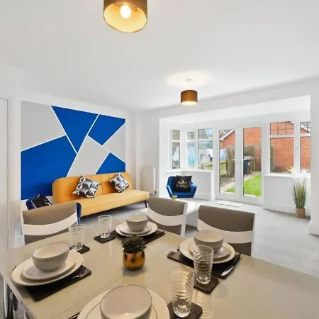 Apartment Stylish 4-bedroom With Scenic Garden Views, Free Wifi & Parking - Perfectly Located Near Lincoln